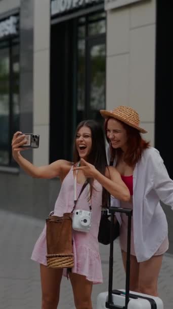 Ein Dynamisches Duo Junger Frauen Genießt Eine Fotosession Während Sie — Stockvideo