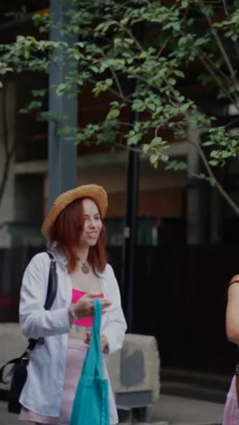 两个提着手提箱和手提包的充满活力的年轻朋友正在穿过城市的街道 高质量的4K镜头 — 图库视频影像