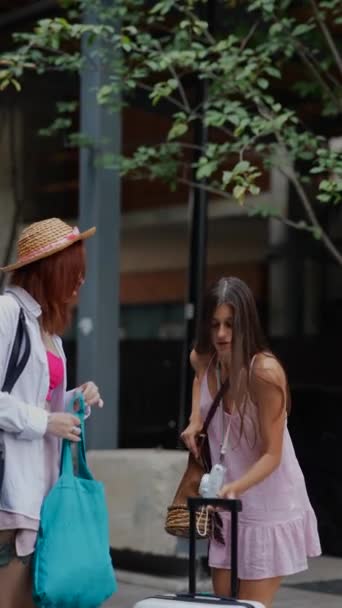 Stadens Gator Strosar Två Livliga Unga Flickvänner Med Resväskor Och — Stockvideo