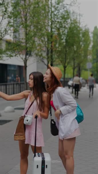 Auf Den Straßen Der Stadt Dokumentieren Zwei Freunde Momente Miteinander — Stockvideo