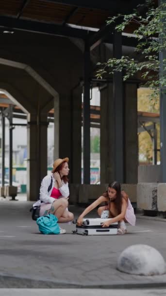 Среди Городской Среды Две Великолепные Девушки Демонстрируют Свои Вещи Открывая — стоковое видео