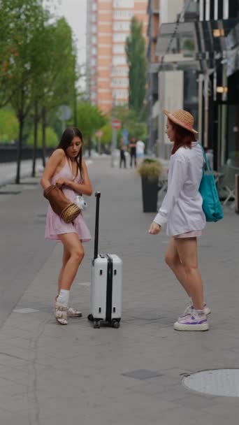 Dúo Mujeres Jóvenes Ambas Hermosas Conversan Mientras Caminan Con Bolsos — Vídeo de stock