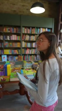 Elinde tabletle güzel bir bayan kitapçıdan bahsediyor. Yüksek kalite 4k görüntü