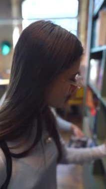 İki muhteşem kız kitapçıda birbirleriyle sohbet ederken görülmüş. Yüksek kalite 4k görüntü