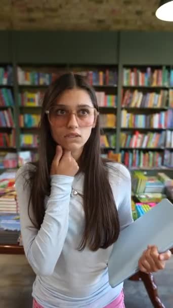 Une Magnifique Jeune Femme Explique Librairie Avec Une Tablette Dans — Video