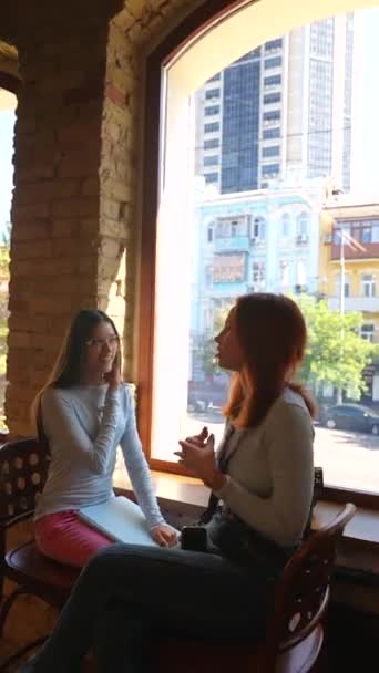 Dos Hermosas Chicas Están Leyendo Libro Biblioteca Rodeadas Libros Imágenes — Vídeo de stock