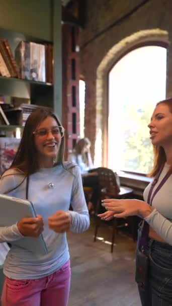 Medio Quietud Las Bibliotecas Dos Bellas Damas Jóvenes Dedican Conversación — Vídeo de stock