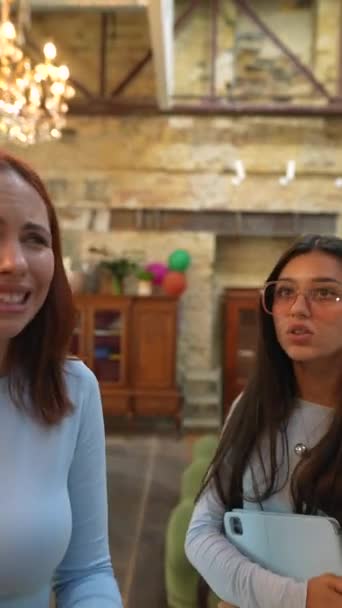 Entouré Par Ambiance Des Magasins Deux Jolies Jeunes Filles Conversent — Video