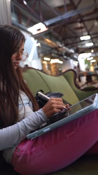 Milieu Des Bibliothèques Tranquilles Une Jolie Jeune Femme Est Confortablement — Video