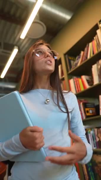 Прекрасная Молодая Женщина Объясняет Книжный Магазин Табличкой Руках Высококачественные Кадры — стоковое видео