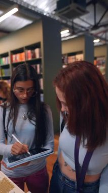 Etrafı mağazalarla çevrili iki çekici ve genç kız sohbet ediyor. Yüksek kalite 4k görüntü