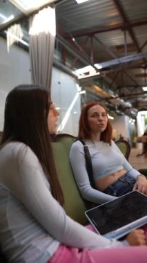 İki muhteşem kız kitapçıda birbirleriyle sohbet ederken görülmüş. Yüksek kalite 4k görüntü