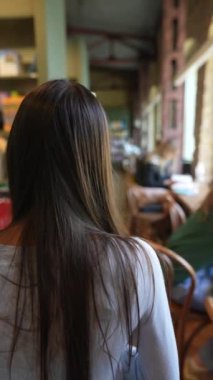 Elinde tableti olan güzel bir kız kitapçıyla ilgili görüşlerini paylaşıyor. Yüksek kalite 4k görüntü