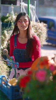 Çekici bir satıcının pazarda satılık balkabaklarını hevesle sergilediği görülüyor. Yüksek kalite 4k görüntü