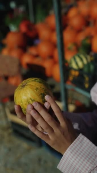 Puesto Del Mercado Una Joven Agricultora Presenta Una Calabaza Rayas — Vídeos de Stock