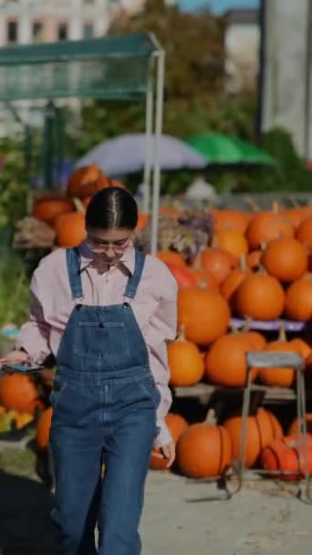 Den Livliga Marknaden Talar Kvinnlig Bonde Passionerat Pumpodlingsmetoder Som Använder — Stockvideo