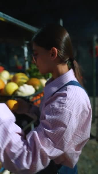 Vibrant Market Setting Lady Farmer Demonstrating Different Pumpkins Have Stock — Stock Video