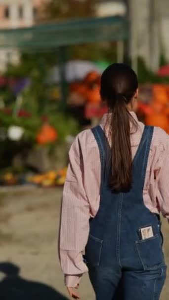 Dívka Která Pracuje Jako Farmář Spatřena Jak Diskutuje Pěstitelských Technikách — Stock video