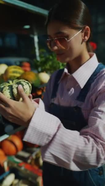 Mercado Una Agricultora Muestra Con Orgullo Una Variedad Calabaza Blanca — Vídeo de stock