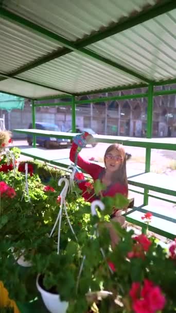 Targu Energiczna Młoda Dama Zajmuje Się Wazonami Butelką Sprayu Wysokiej — Wideo stockowe