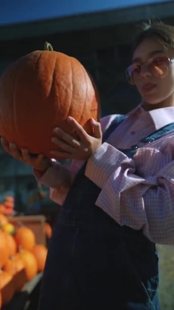 Girl Who Works Vendor Spotted Hefty Orange Pumpkin Her Hands — Stock Video