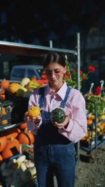 Inmitten Des Markttreibens Ist Eine Junge Bäuerin Sehen Die Ihre — Stockvideo
