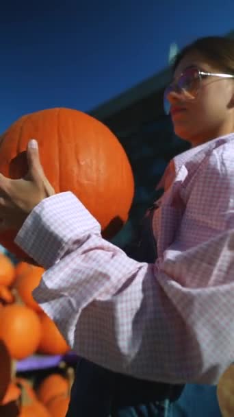 Яскравій Ринковій Обстановці Жінка Постачальник Тримає Плідний Апельсиновий Гарбуз Доступний — стокове відео
