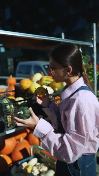 Medio Escena Del Mercado Una Joven Agricultora Enorgullece Mostrar Gama — Vídeo de stock