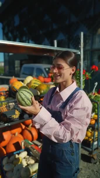 Trhu Mladá Zemědělkyně Hrdě Vystavuje Zeleně Pruhovanou Dýni Která Dispozici — Stock video