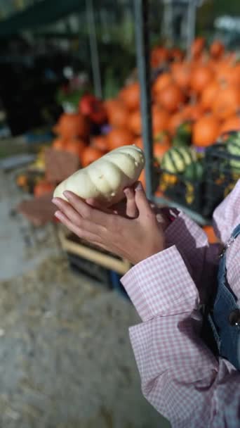 농부로 일하는 소녀는 시장에서 그들의 재고목록에 다양성을 강조하는 발견된다 고품질 — 비디오