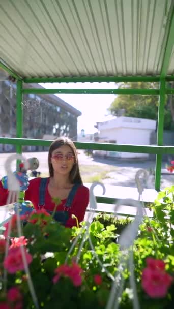 Kvinna Ses Hand Vaser Med Sprayflaska Marknaden Högkvalitativ Film — Stockvideo