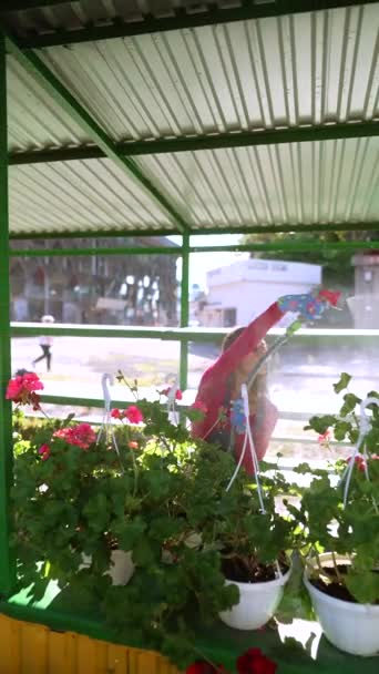 Markette Enerjik Genç Bir Bayan Bir Sprey Şişesiyle Vazolara Bakıyor — Stok video