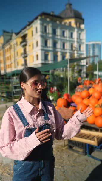 Молодая Женщина Фермер Говорит Выращивании Тыкв Которые Продают Рынке Высококачественные — стоковое видео