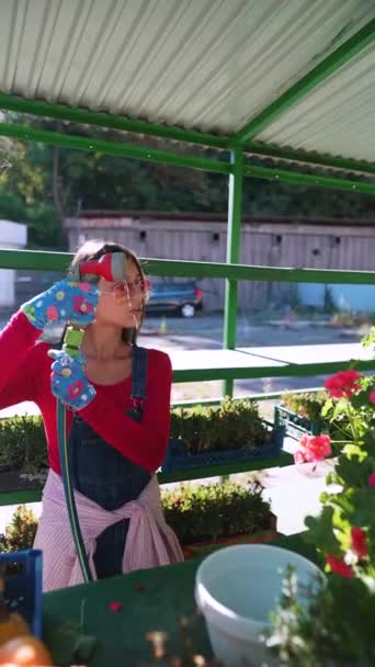 Ung Kvinna Som Arbetar Som Försäljare Ses Med Hjälp Sprayflaska — Stockvideo