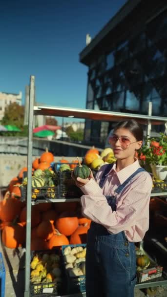 Kobieta Rolnik Jest Postrzegany Entuzjastycznie Prezentując Zielone Paski Dyni Sprzedaż — Wideo stockowe
