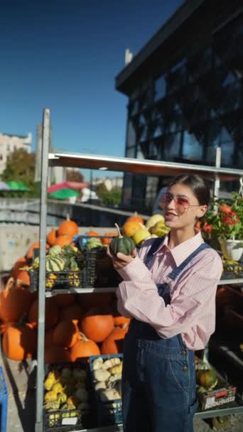 Farmářka Ukazuje Bílou Odrůdu Dýně Kterou Prodává Trhu Vysoce Kvalitní — Stock video