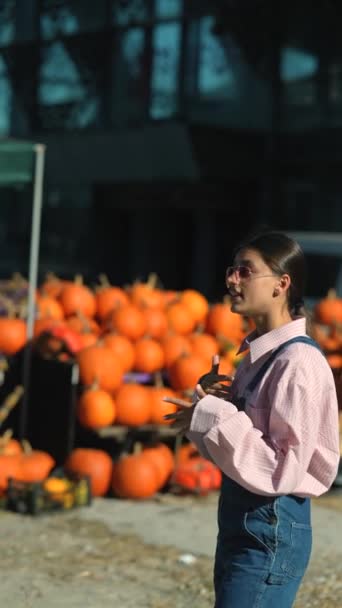 Female Farmer Seen Enthusiastically Explaining Pumpkin Cultivation Sale Market High — Stock Video