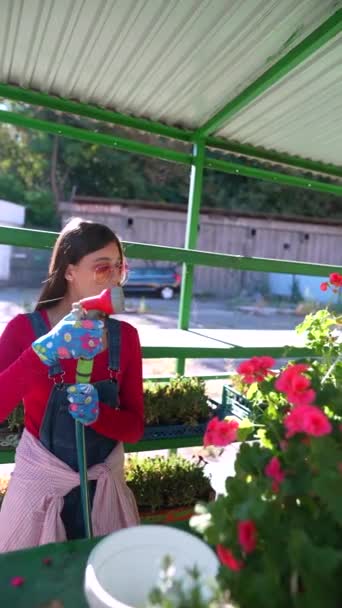 Młoda Sprzedawczyni Rękawiczkach Spryskuje Wodą Kwiaty Które Sprzedaje Targu Wysokiej — Wideo stockowe