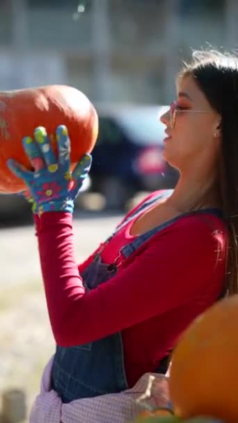 Marknaden Visar Ung Kvinnlig Bonde Stolt Upp Stor Apelsinpumpa Till — Stockvideo