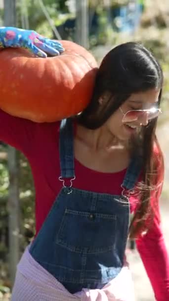 Markette Genç Bir Dişi Çiftçi Gururla Satılık Büyük Bir Portakal — Stok video