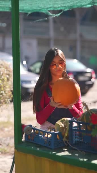 Молода Жінка Фермерка Демонструє Великий Апельсиновий Гарбуз Який Вона Продає — стокове відео