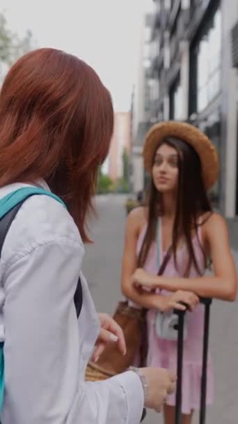 Două Femei Tinere Energice Plimbă Lungul Căilor Orașelor Fiecare Purtând — Videoclip de stoc