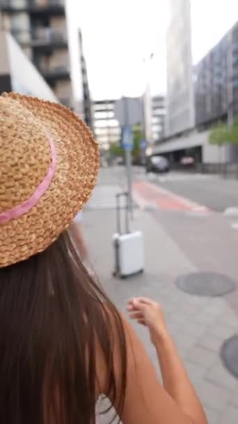 Tânără Frumoasă Într Pălărie Cameră Foto Plimbă Străzile Orașului Înregistrare — Videoclip de stoc