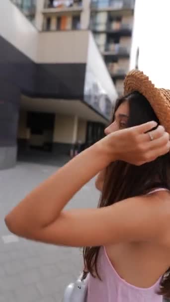 Vacker Ung Kvinna Med Hatt Och Kamera Slingrar Sig Genom — Stockvideo
