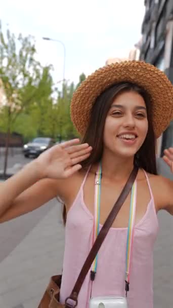 Vacker Ung Kvinna Hatt Och Med Kamera Strosar Genom Stadens — Stockvideo