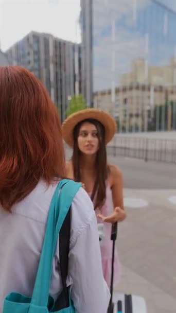 Dois Amigos Bonitos Próximos Estão Conversando Enquanto Caminham Pela Cidade — Vídeo de Stock