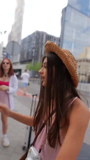 Захватывающая Юная Леди Шляпе Запечатлевает Улицы Города Своей Камерой Время — стоковое видео