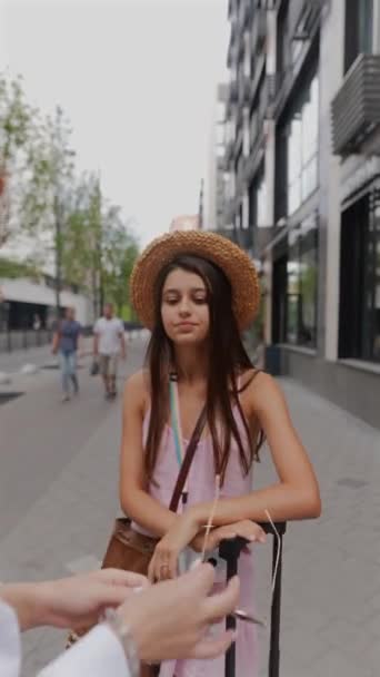 Dejlige Unge Damer Nyder Afslappet Gåtur Langs Byens Gader Toting – Stock-video
