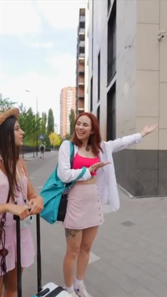 Wykwintne Młode Kobiety Wędrują Ulicami Miasta Każda Walizką Torbami Wysokiej — Wideo stockowe