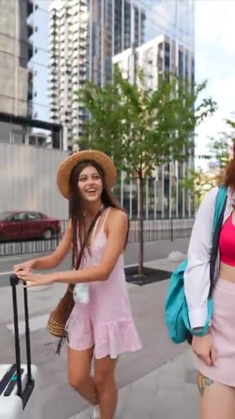 Грациозные Юные Леди Шагают Улицам Города Каждая Чемоданом Сумками Высококачественные — стоковое видео